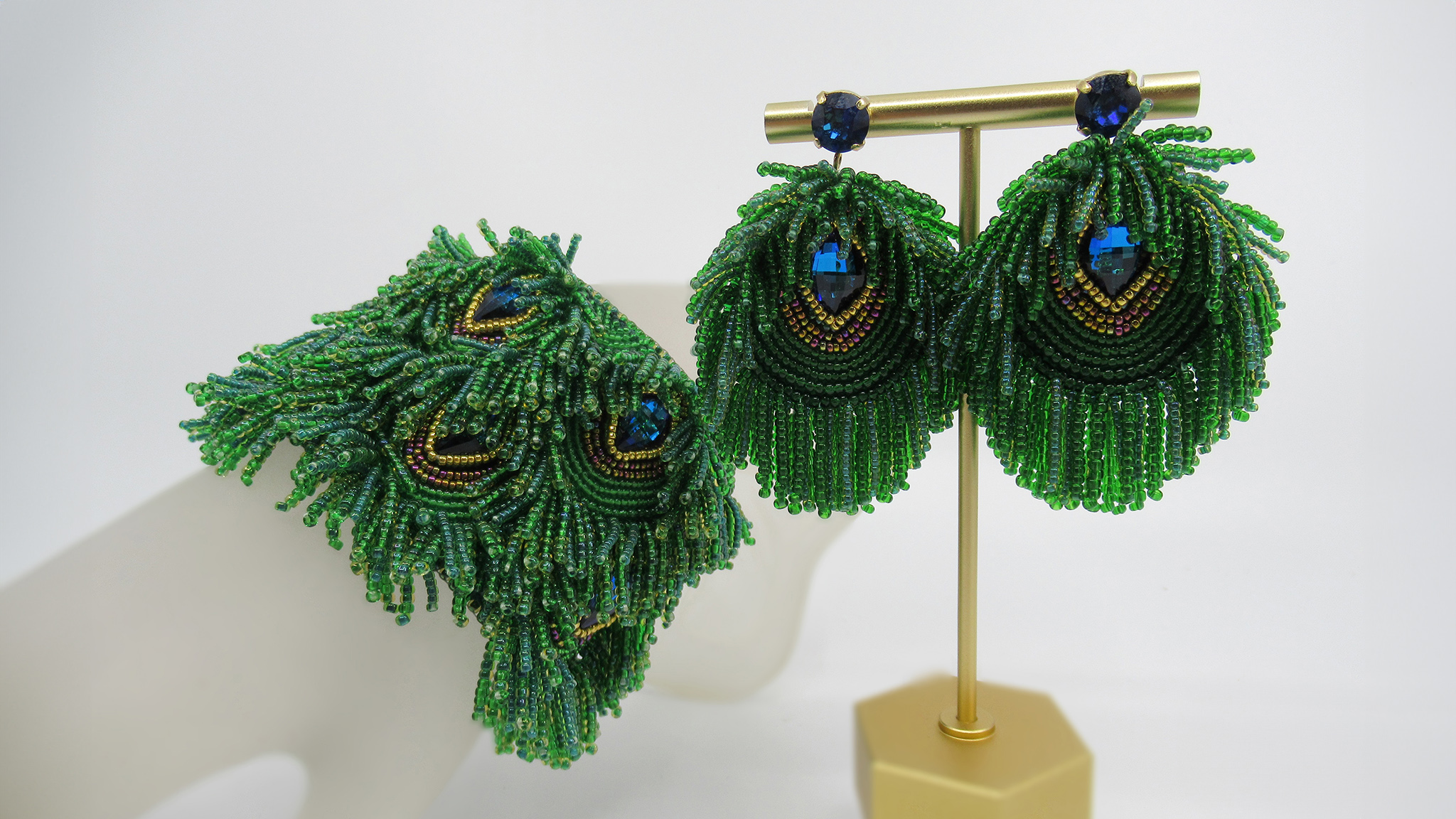 Peacock Feather earrings and bracelet made in bead embroidery by Monica Vinci